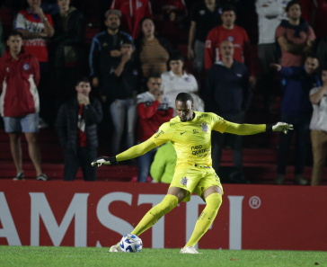 Carlos Miguel em a��o contra o Argentinos Juniors