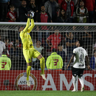 Carlos Miguel saindo do gol na Argentina