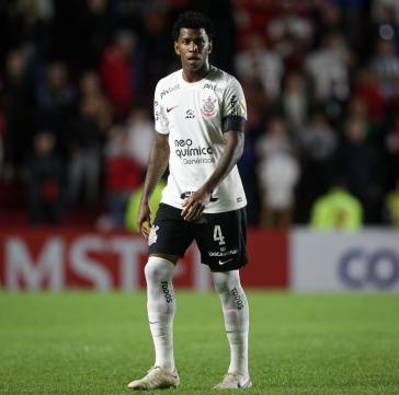 Gil com a faixa de capit�o contra o Argentinos Juniors