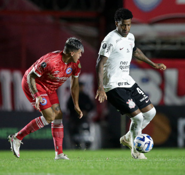 Gil em a��o contra o Argentinos Juniors