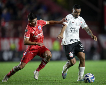 Matheus Bidu em a��o contra o Argentinos Juniors