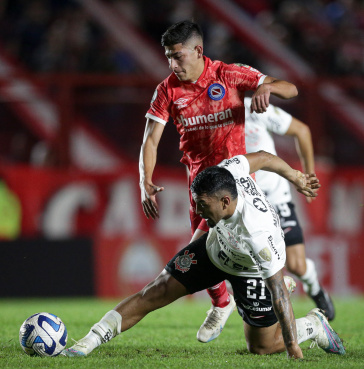 Matheus Bidu em disputa de bola