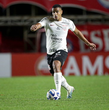 Murillo conduz a bola