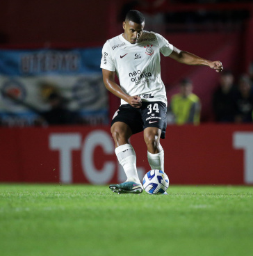 Murillo tenta passe diante o Argentinos Juniors