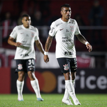 Paulinho e Murillo no fundo contra o Argentinos Juniors