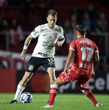 R�ger Guedes tenta jogada contra o Argentinos Juniors