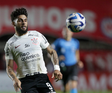 Yuri Alberto de olho na bola