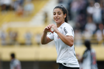 Duda Sampaio fazendo cora��o em comemora��o do gol contra o Atl�tico-MG, pelo Brasileir�o