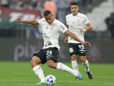 Murillo no dom�nio da bola e Roni na cobertura, na Neo Qu�mica Arena