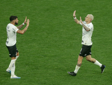 R�ger Guedes e Yuri Alberto comemoram gol contra o Fluminense, na Neo Qu�mica Arena