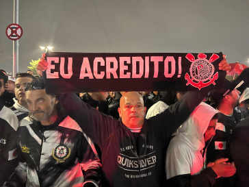 Torcida recebeu com muita festa os jogadores do Corinthians