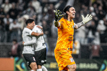 C�ssio comemorando a classifica��o