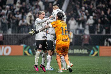 Jogadores do Corinthians comemorando a classifica��o para as quartas
