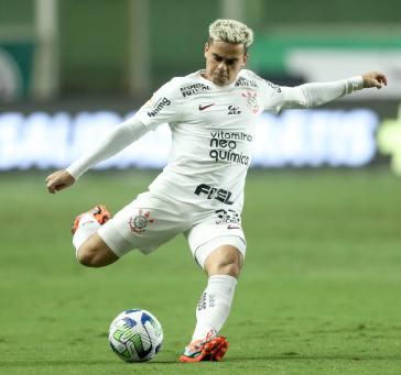 Fagner tenta cruzamento durante a partida contra o Am�rica-MG