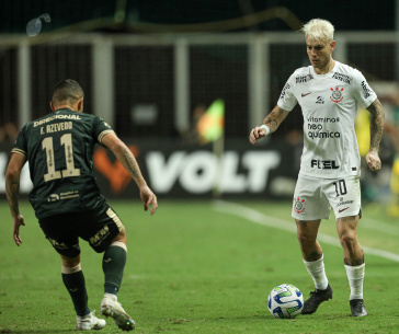 Guedes tenta jogada individual