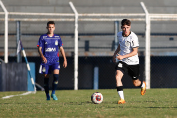 Breno Bidon no jogo contra o S�o Caetano correndo com a bola em seu dom�nio