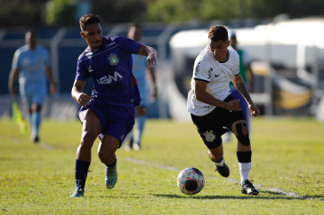 Higor ap�s driblar jogador do S�o Caetano e ser pressionado