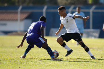 Higor driblando jogador do S�o Caetano