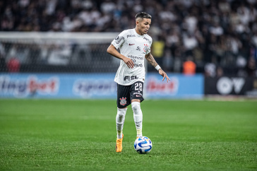 Adson contra o Liverpool na Neo Qu�mica Arena