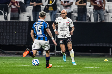 F�bio Santos em a��o na partida contra o Liverpool