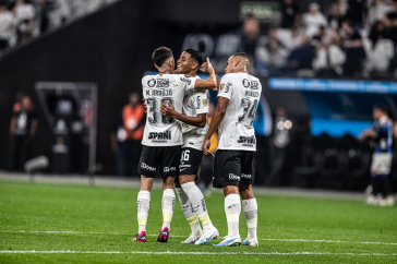 Jogadores do Corinthians depois de gol marcado