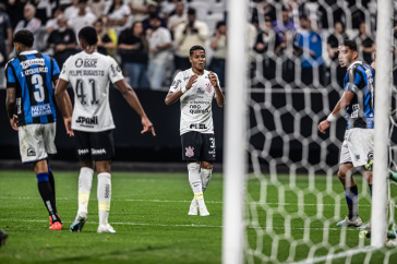 Wesley e Felipe Augusto depois de lance ofensivo do Corinthians