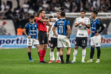 �rbitro aguarda aux�lio do VAR
