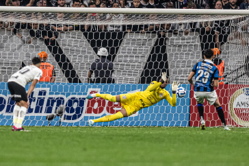 Carlos Miguel defende p�nalti contra o Liverpool