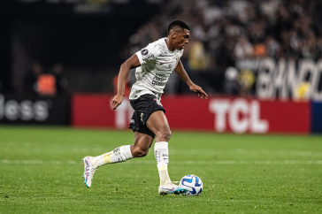 Felipe Augusto contra o Liverpool