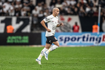 Ryan entrou em campo pela primeira vez no time profissional do Corinthians diante do Liverpool