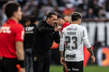 Luxemburgo orienta Fagner na beiro do campo
