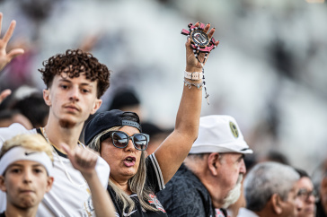 Torcedores do Corinthians nas arquibancadas da Neo Qu�mica Arena