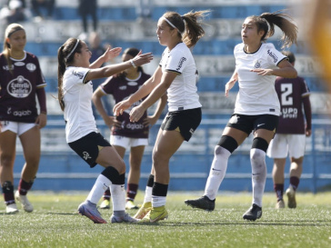 Futebol Feminino: invictas, brabinhas do Corinthians vencem etapa do  Festival Sub-14