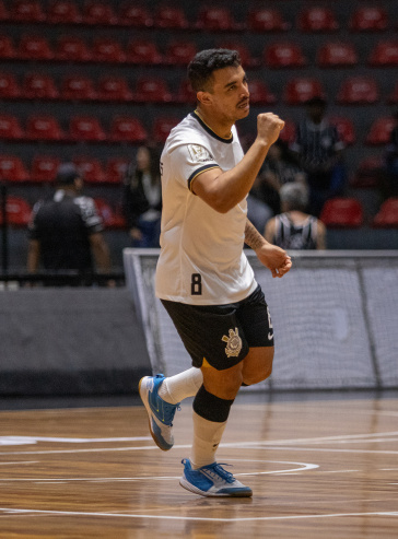 Gugu Flores comemora gol do Corinthians