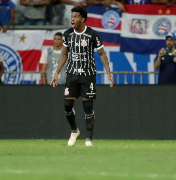 Gil gritando com seus companheiros durante jogo contra o Bahia na Fonte Nova
