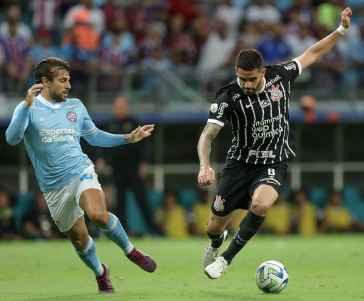 Renato Augusto driblando jogador do Bahia na Fonte Nova