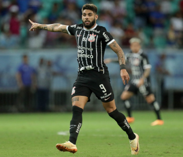 Yuri Alberto gesticulando durante jogo contra o Bahia na Fonte Nova