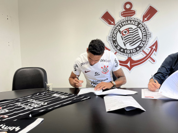 Lucas Verssimo assinando contrato com o Corinthians