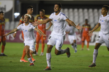 Lucas Verssimo comemora gol marcado pelo Santos