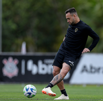Maycon treinando com a bola
