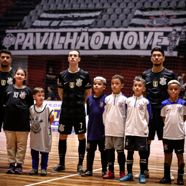 Atletas do Corinthians perfilados enquanto toca o hino nacional no gin�sio Wlamir Marques