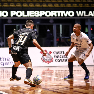 Lucas Martins enfrentando um marcador do Taubat�