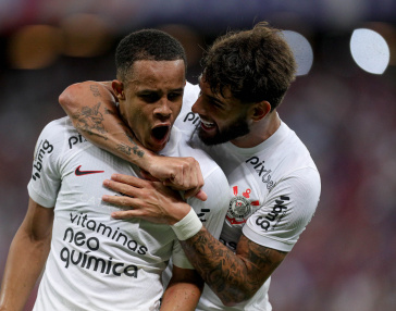 Yuri Alberto comemorando o gol de Pedro contra o Fortaleza