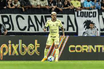 Fagner em a��o pelo Corinthians no jogo contra o Botafogo