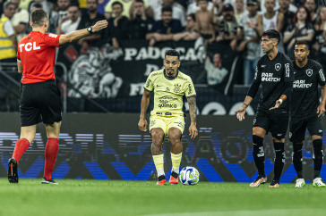 Matheus Bidu atuando pelo Corinthians no jogo contra o Botafogo