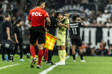 Mat�as Rojas recebendo coordenadas do Luxemburgo no jogo contra o Botafogo pelo Brasileir�o