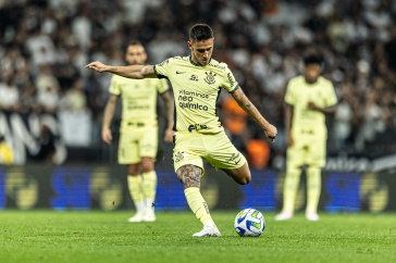 Mat�as Rojas tentando chute contra o Botafogo na Neo Qu�mica Arena