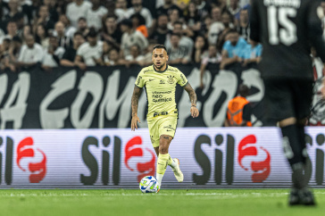 Maycon em a��o pelo Corinthians no jogo contra o Botafogo
