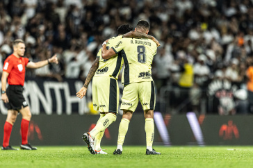 Renato Augusto abra�ando o Gil para celebrar gol contra o Botafogo