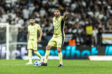 Renato Augusto organizando os companheiros no jogo contra o Botafogo
